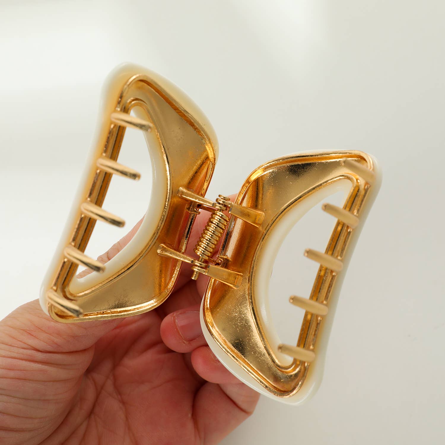 Nadia Solid Curved Metal Claw Clip - Cloth + Cabin